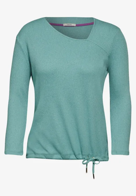Hellblauer Pullover mit langen Ärmeln und Zugband am Saum.